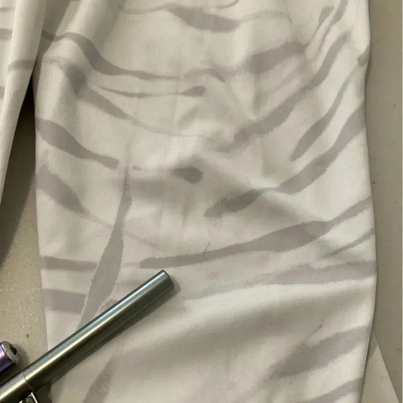 ATHLETA Salutation Stash Gray Zebra Stripe 7/8 Tight Leggings Size Large - Picture 11 of 13